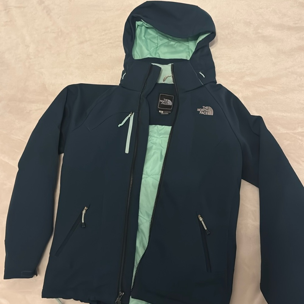 North face small women’s winter jacket, deep blue/green color.  Detachable hood